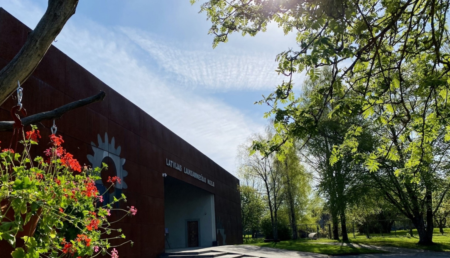 Muzeja skats no centrālo durvju puses saulainā, pavasara dienā