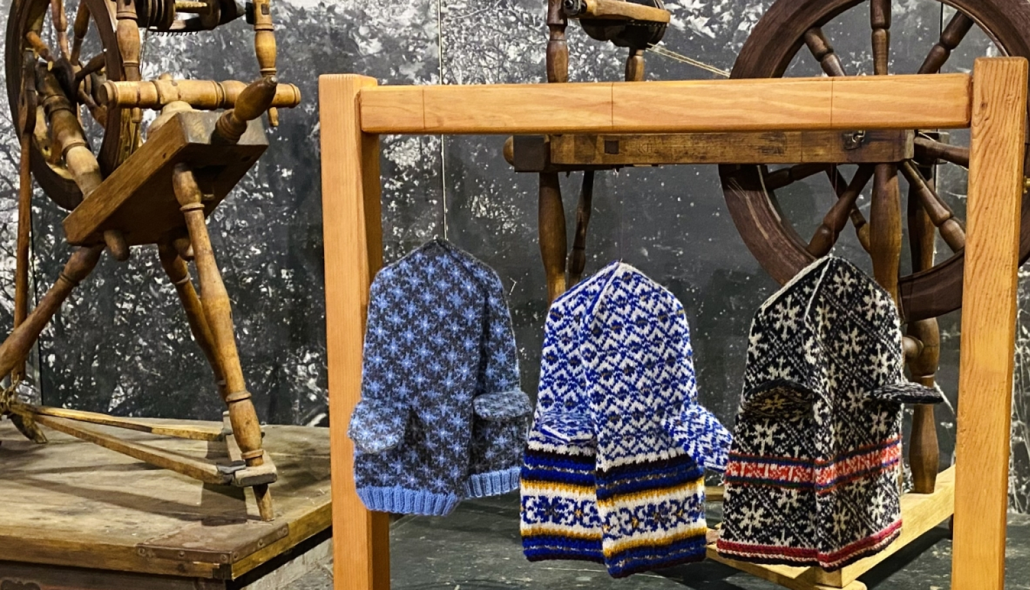 Cimdi, ratiņš, soli - eksponāti izstādei "Adiet, meitas, ko adiet"