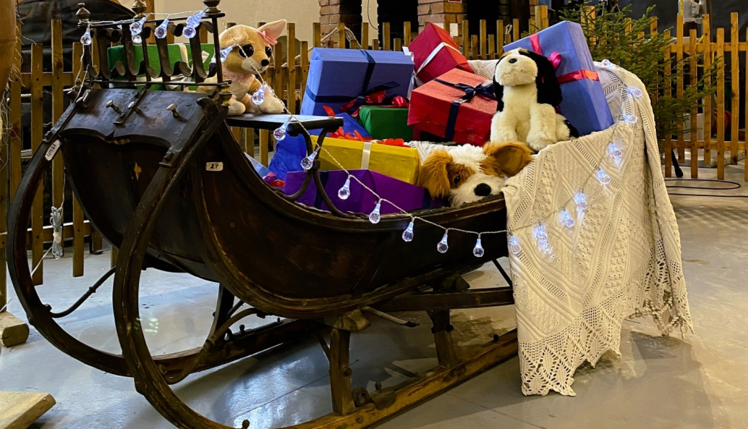 Zirga ragavas pilnas ar dāvanām, apstājušās muzeja telpās