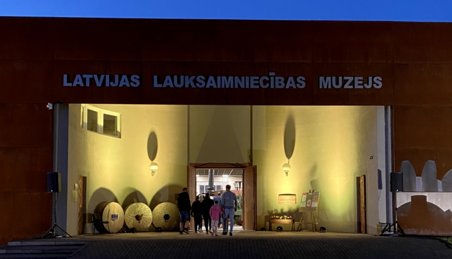 izgaismota muzeja galvenā ieeja pēc saules norietēšanas, priekšplāns