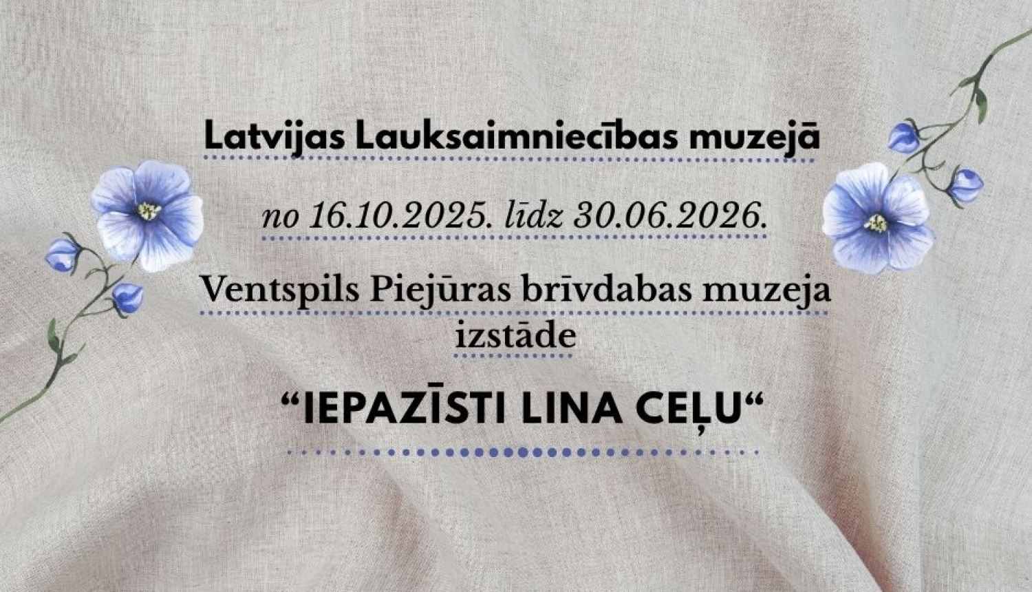 Foto izstādes afiša. Attēlā redzamas zilas puķes uz pelēka, krokota linu auduma
