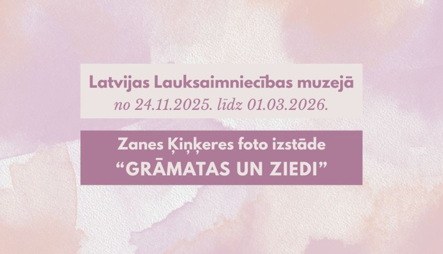 Izstādes afiša lillā akvareļa toņos, ar nosaukumu centrā