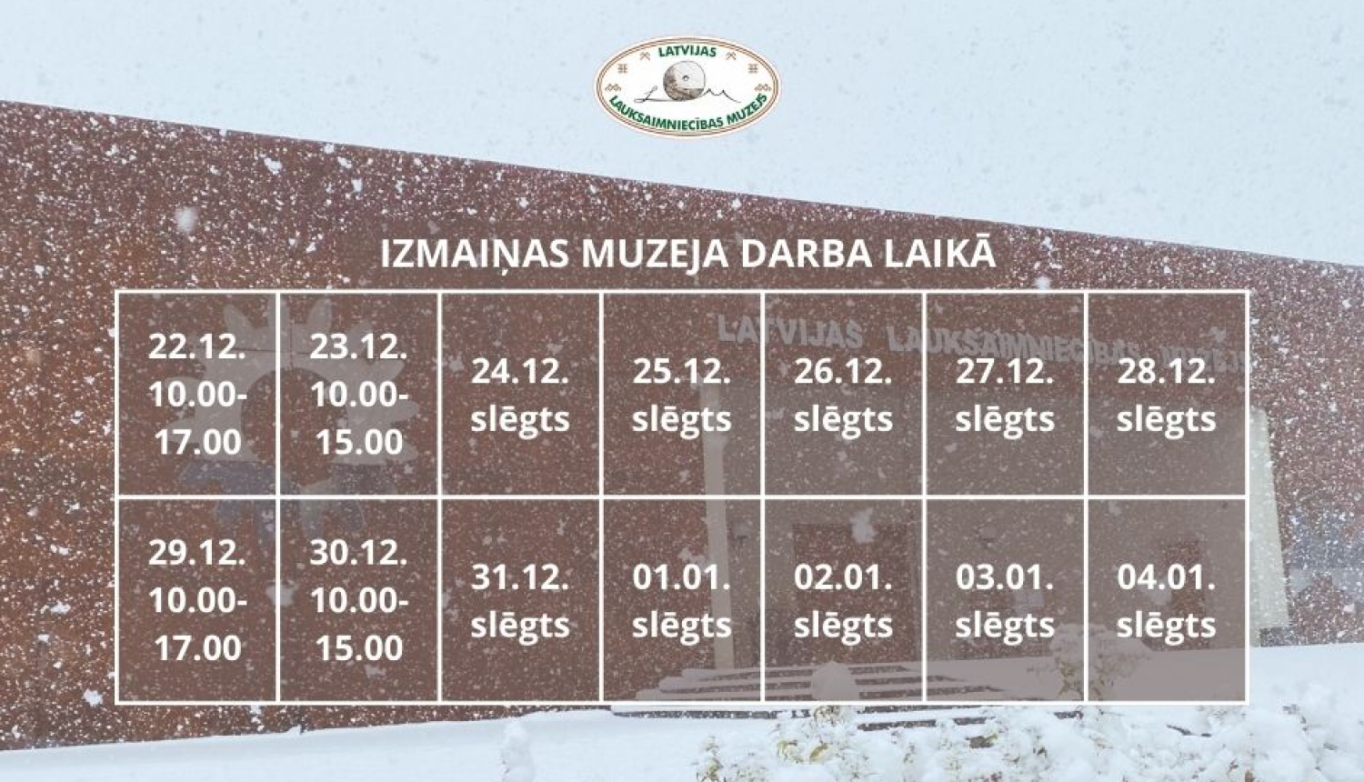 Latvijas Lauksaimniecības muzeja darba laika 2025. gada gadumijā kalendāra skats uz muzeja priekšējās sienas ziemas ainavā