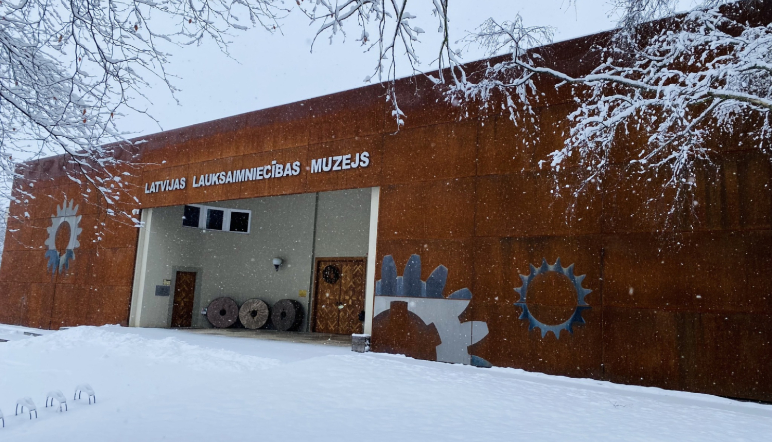 Latvijas Lauksaimniecības muzeja ēka sniegotā ainavā