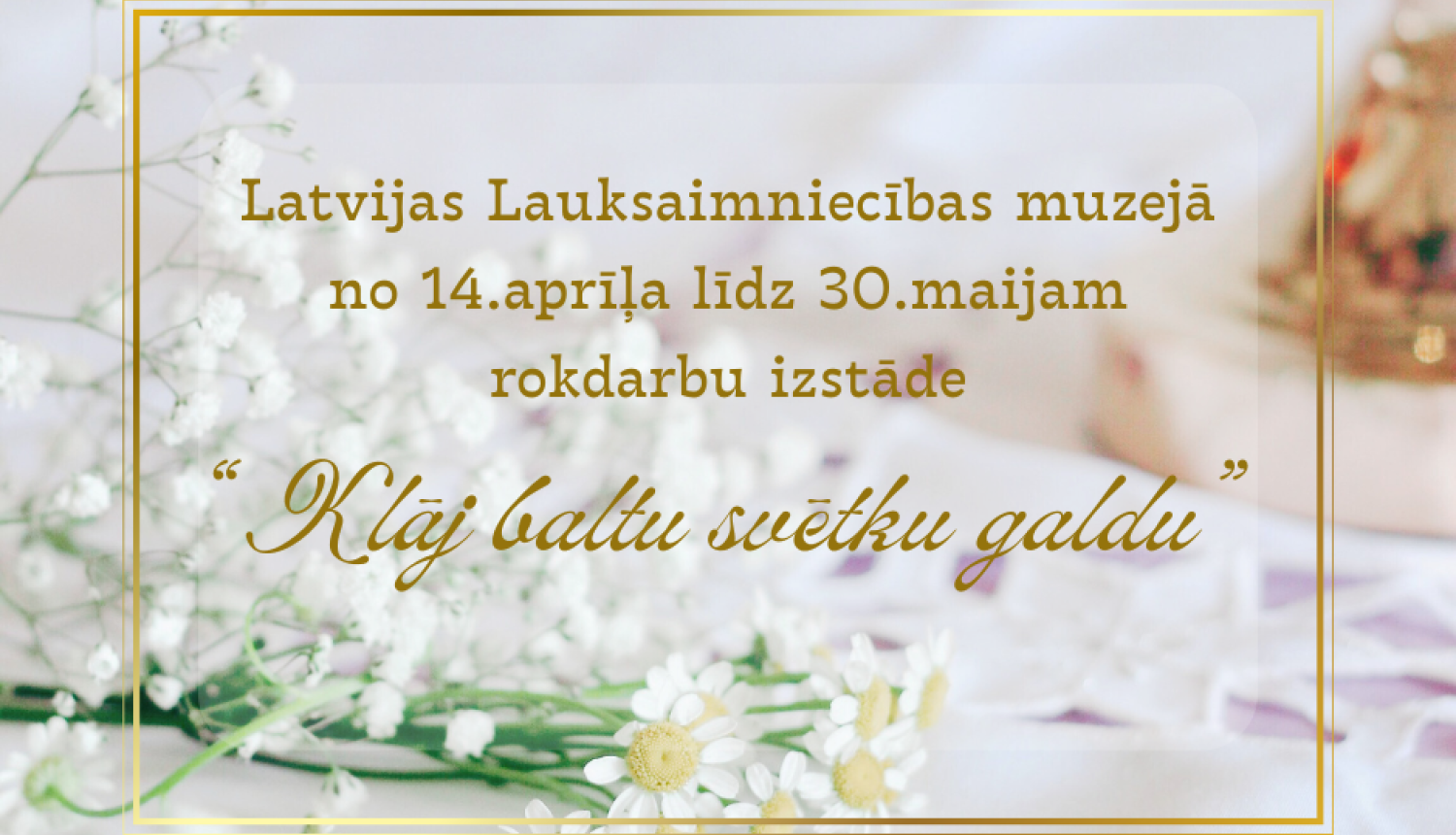 Attēlā balti ziedi uz balta galdauta. Informācijas uzsaukums par seno rokdarbu izstādi “Klāj baltu svētku galdu”