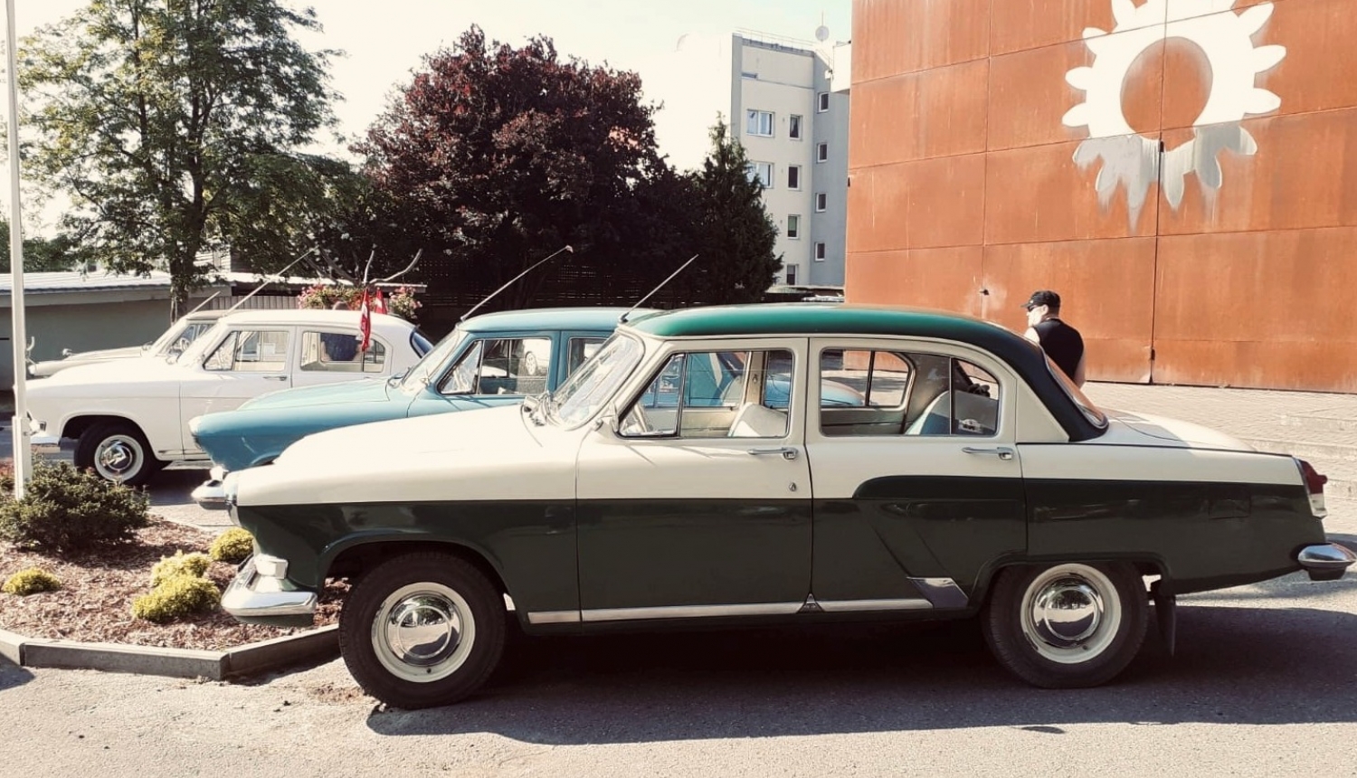 Dažādi retro auto pie muzeja fasādes