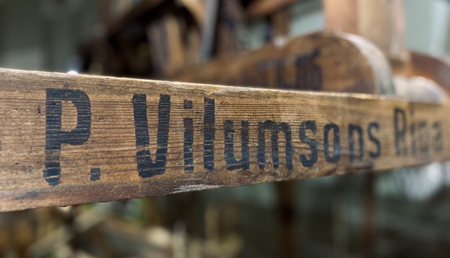 P. Viļumsons – uzraksts uz steļļu malas