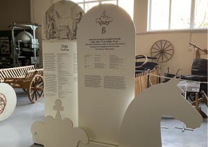 Muzeja telpās vairāki, gareni informatīvi stendi par zirgu un zirgošanās tēmu. Viena stenda sānu mala ar zirga galvu 