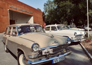 Dažādi retro auto pie muzeja fasādes