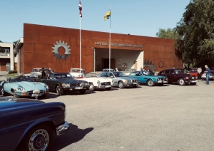 Dažādi retro auto pie muzeja fasādes