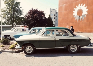Dažādi retro auto pie muzeja fasādes